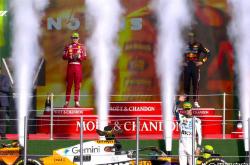 开云体育下载-包含红牛车队翻盘哈斯车队，勒克莱尔点燃赛场的词条