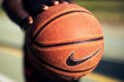 开云官方app入口-武切维奇火力全开，湖人逆境破爵士