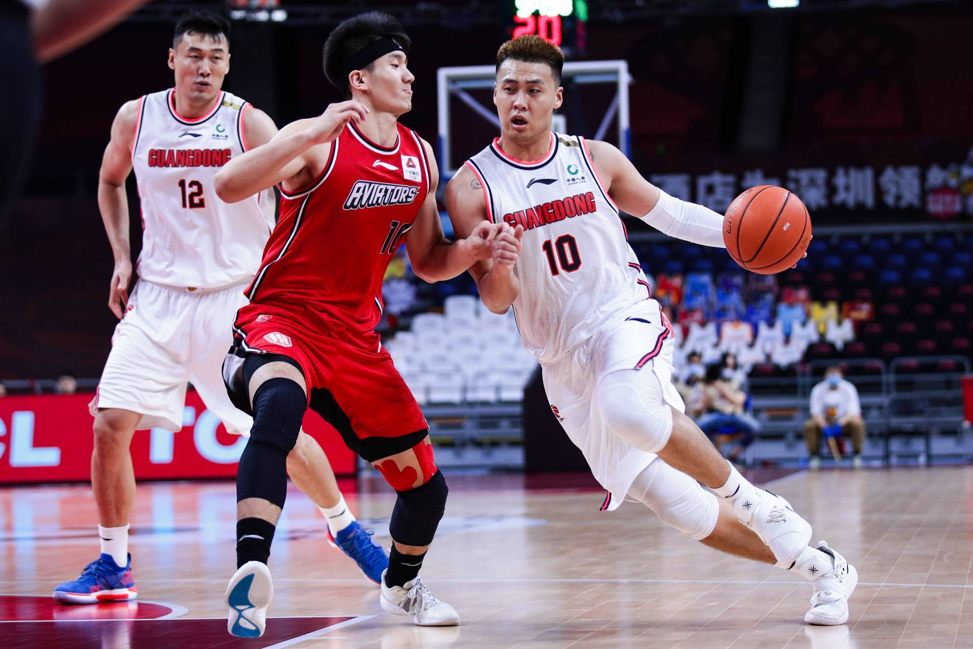 上海男篮客胜深圳队，提升排名