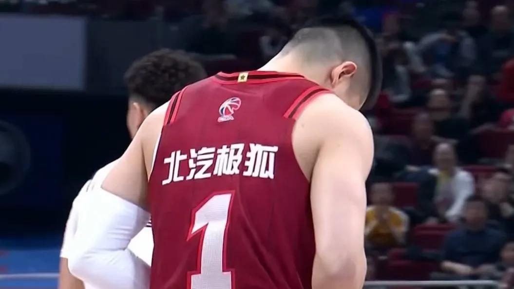 劲旅对决：球员实力不凡，场上激烈拼抢