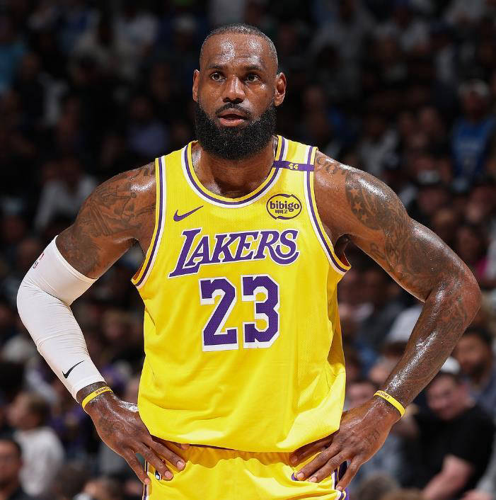 爵士碾压山西队，詹姆斯惊艳四座