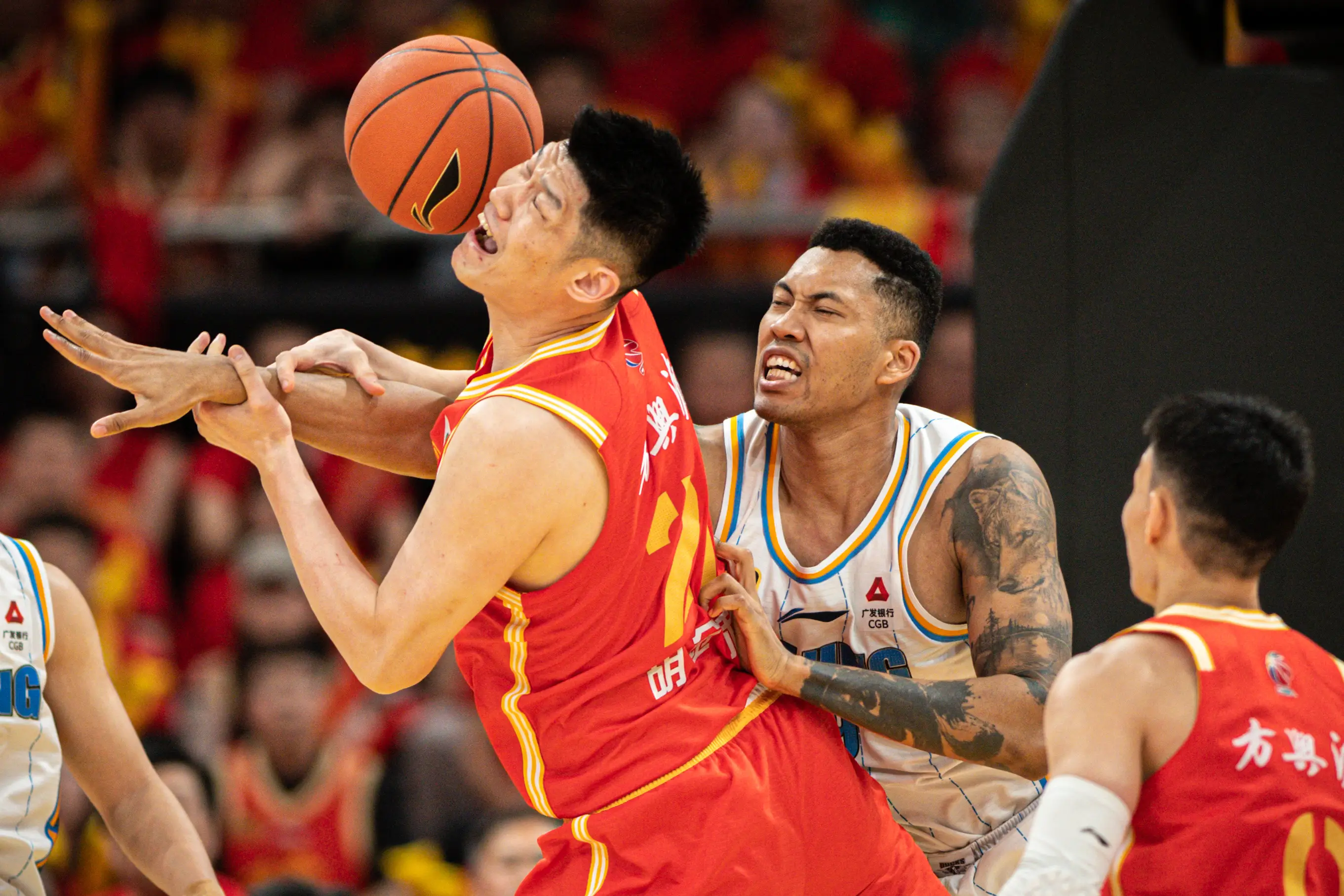 主队攻防兼备，稳定领先比分