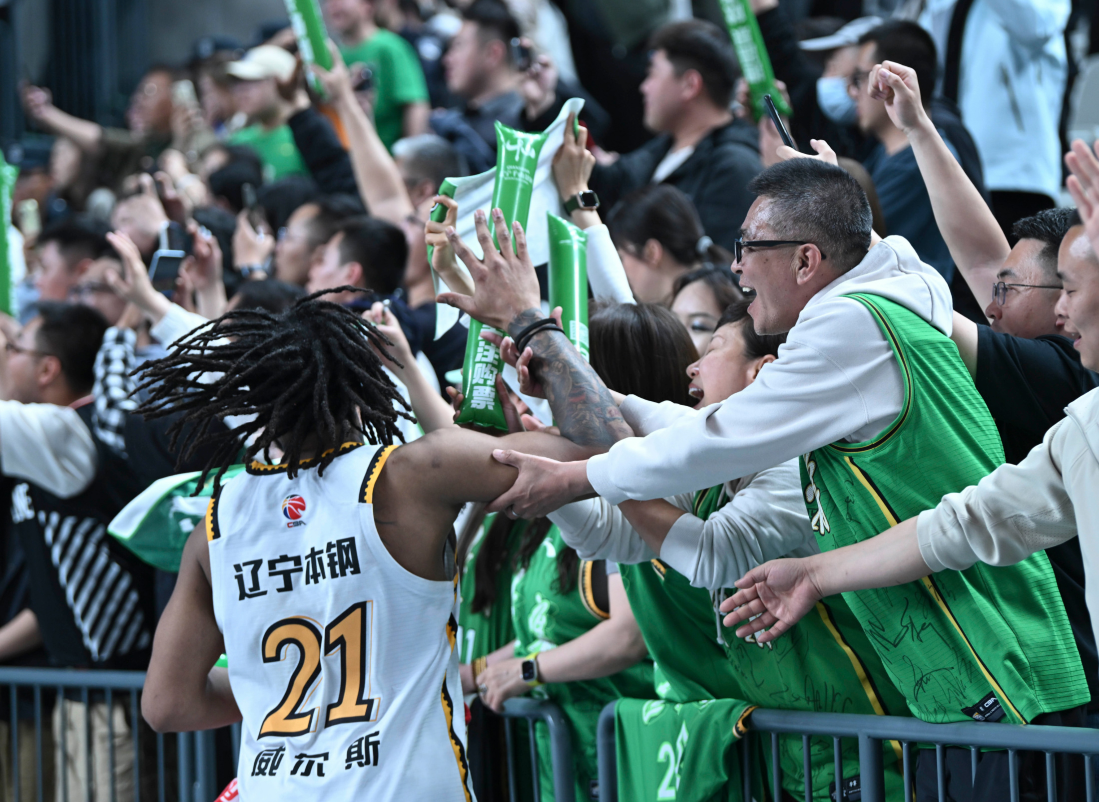 主队攻防兼备，稳定领先比分