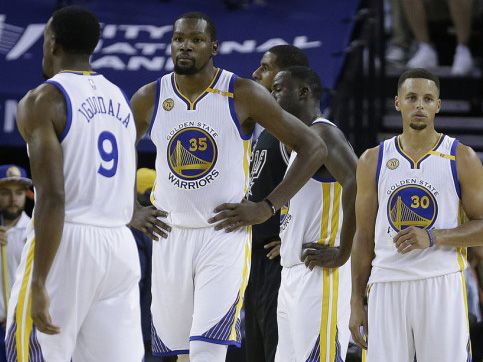 热火鏖战马刺,贝弗利送出助攻 热火鏖战马刺,贝弗利送出助攻