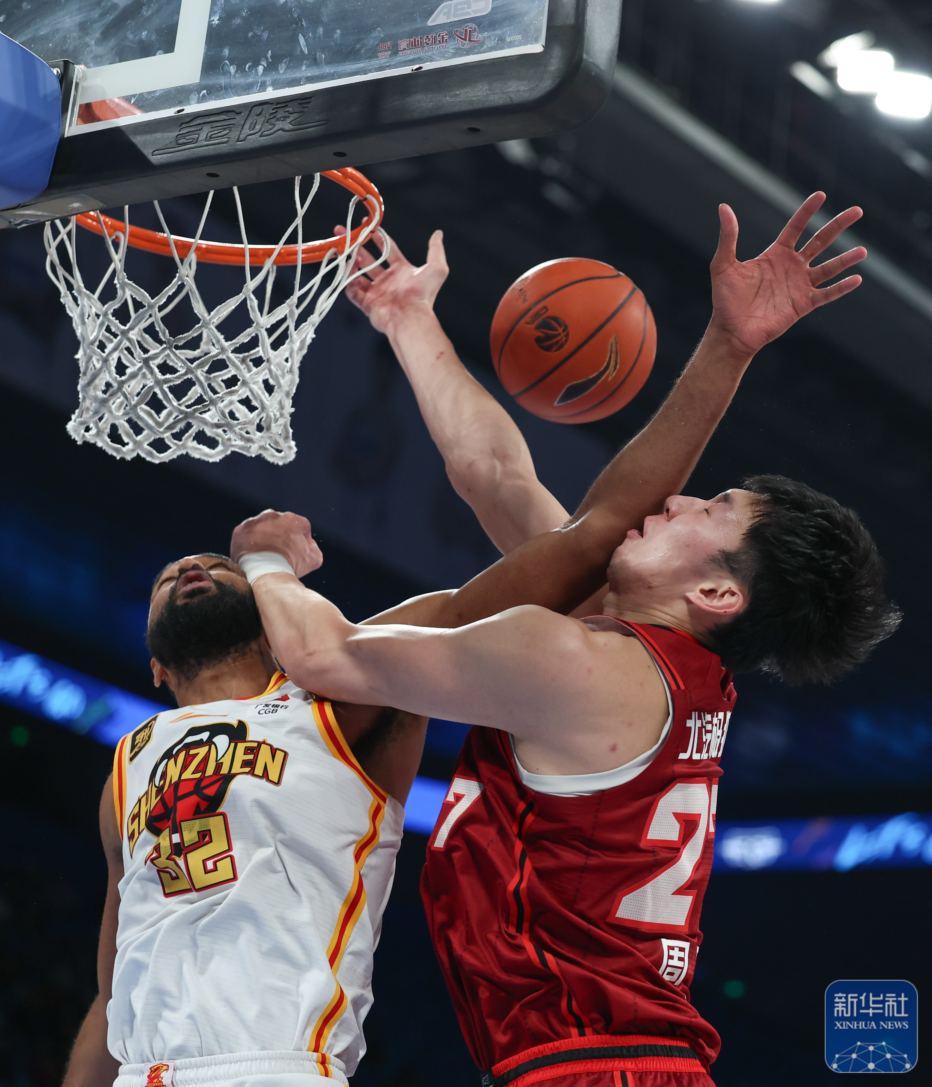 场上秩序有序，球员全力以赴