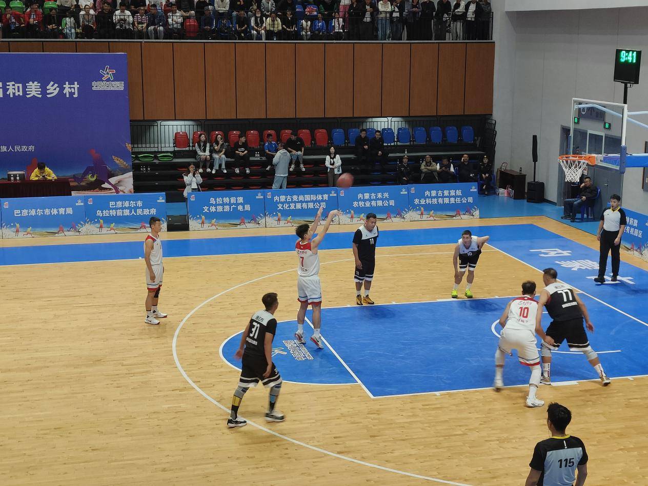 篮球比赛圆满结束，获得观众的热烈欢呼