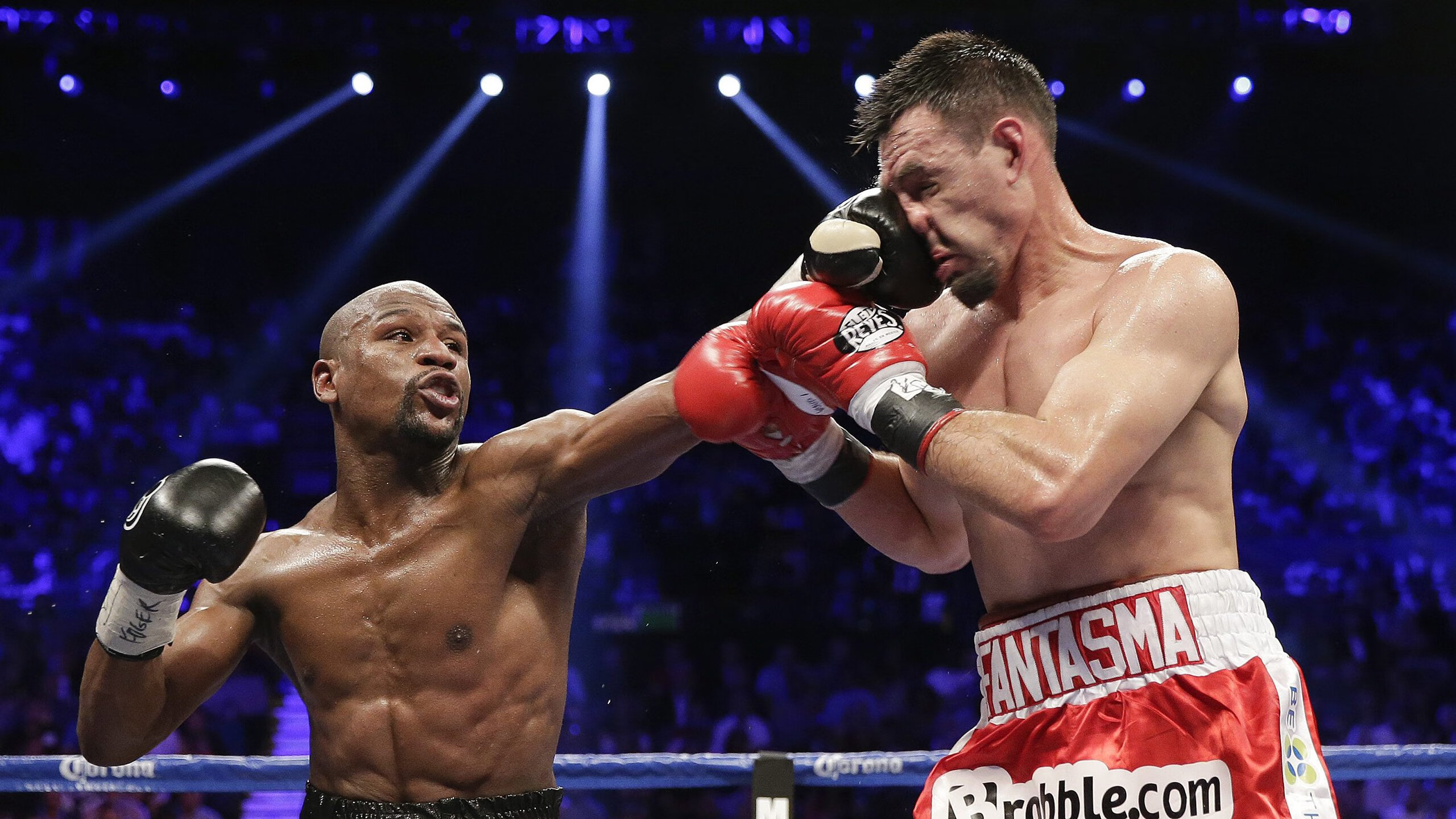 霍勒迪爆发引领攻防狂潮，深圳队连续得分压制公牛展现团队韧性